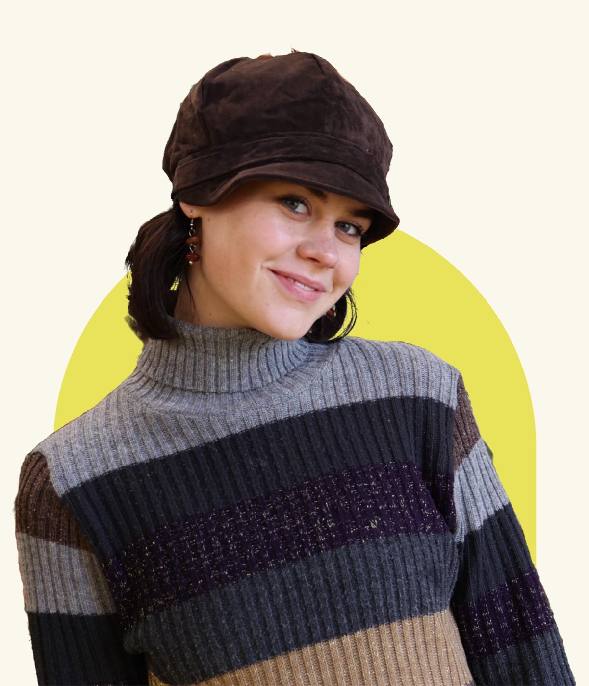 Portrait of Anje de Beer in a brown cap, on a chartreuse arch
